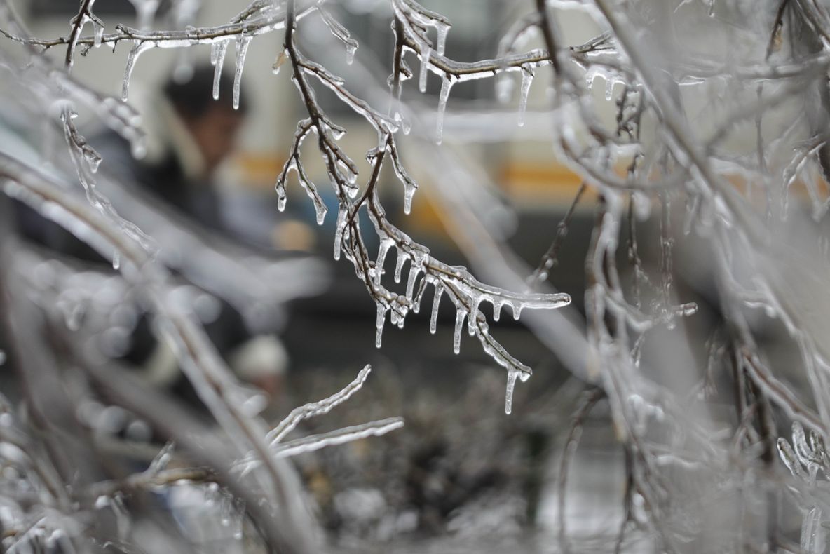 DEZASTRUL de după. Fenomenul freezing rain paralizează România 