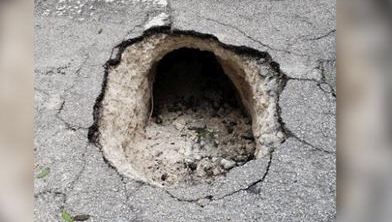 Au mers să repare o șosea după ploaie. Ce era de fapt, groapa! Au rămas muți 