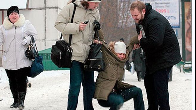 Cum să nu alunecăm pe gheaţă? Trucuri eficiente 