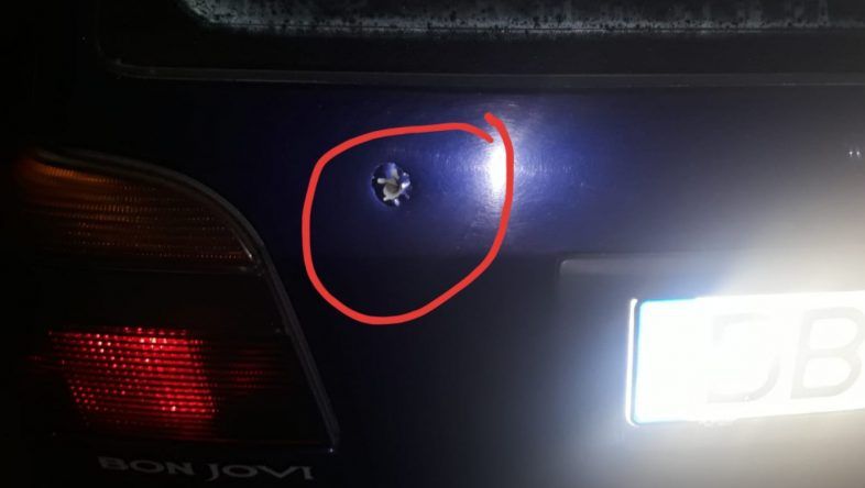 Polițiștii au tras cinci focuri de armă asupra unei mașini ce nu a oprit la semnal