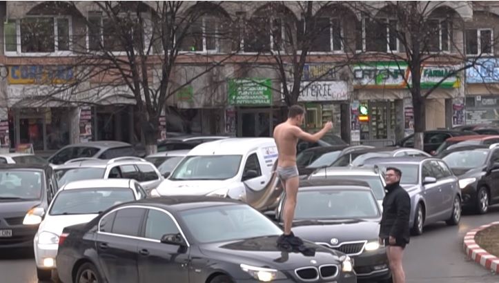 În lenjerie intimă in mijlocul orașului. Doi tineri s-au ales cu dosar penal după ce... 