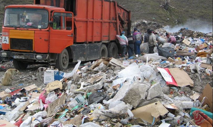 Eurostat: românii produc cel mai puţin gunoi, dar sunt campionii poluării