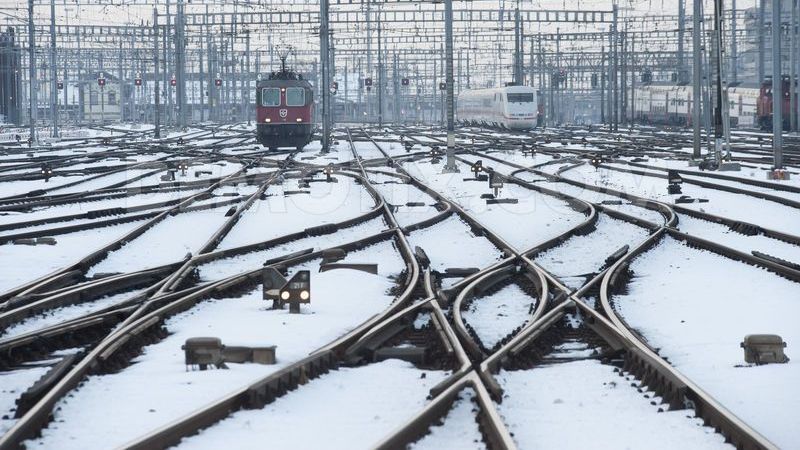 Trenuri blocate şi întârziate: Circulaţia feroviară, afectată de vremea rea