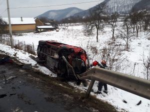 Microbuz cu pasageri, implicat într-un accident în lanț, în Hunedoara. 5 mașini, făcute praf