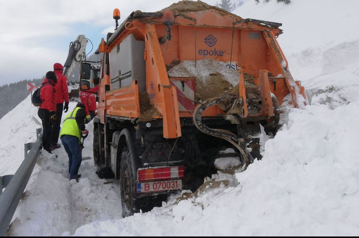 Ninsorile abundente ÎNCHID drumuri. PLOAIE ÎNGHEȚATĂ pe A2. O avalanșă a acoperit DJ 713