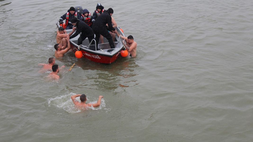 Boboteaza la Brăila. Pe ninsoare, prin apa înghețată a Dunării, pentru a prinde crucea