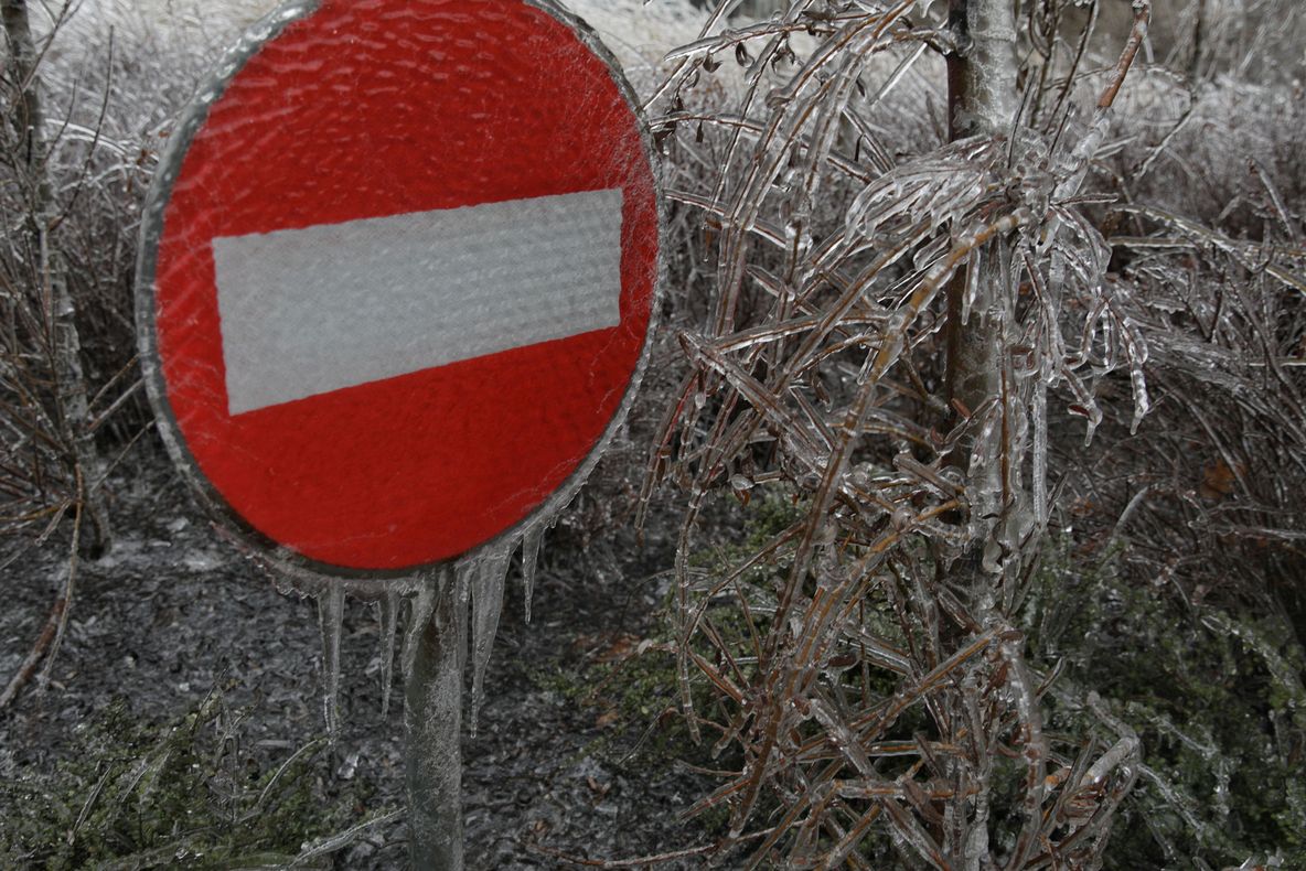 Bilanțul înghețului: Localități fără curent, trenuri întârziate, zboruri anulate și mașini avariate