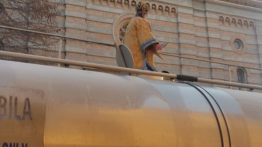 Imagini bizare cu arhiepiscopul Tomisului, la un pas să cadă de pe o cisternă