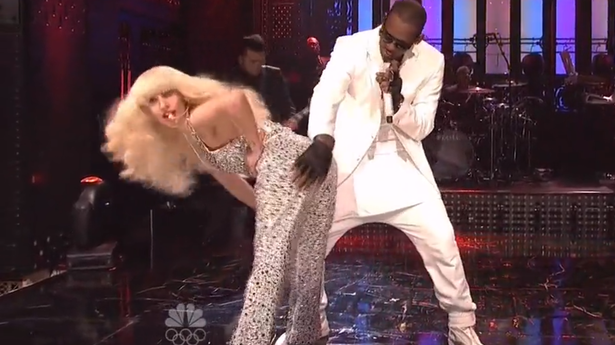 Lady Gaga îşi cere scuze pentru duetul cu R. Kelly. Care este motivul?