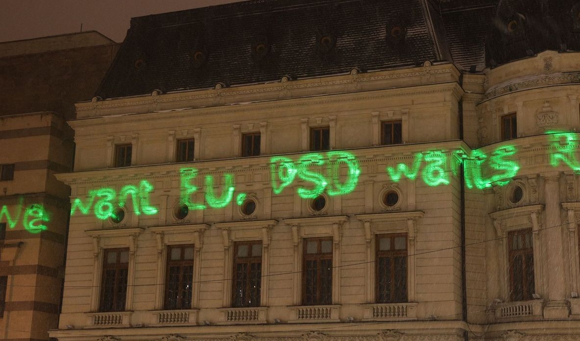 Ce mesaj a fost proiectat pe clădirea BCU, joi seara. Nervi în PSD