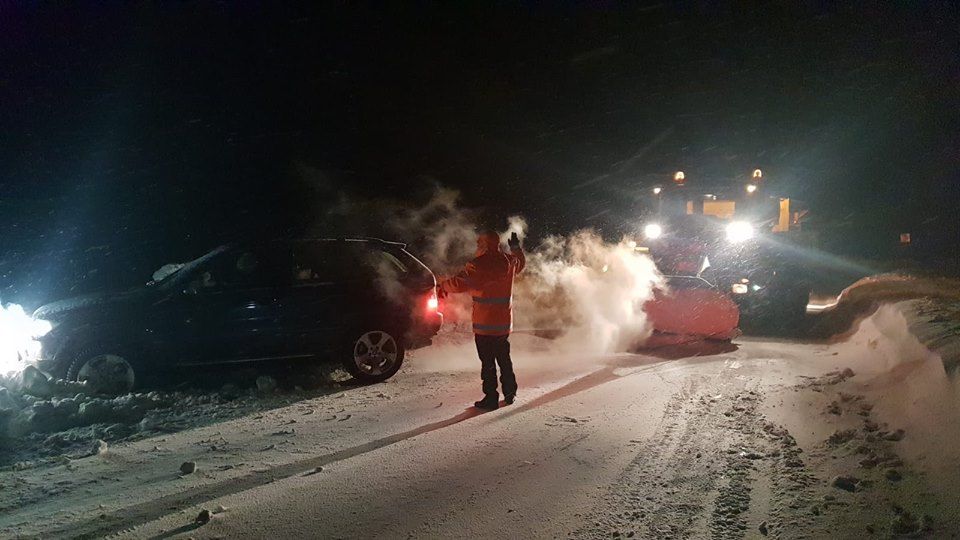 A plecat la drum, pe viscol, cu cauciucuri de vară. Ce a urmat este cât de poate de ireal!