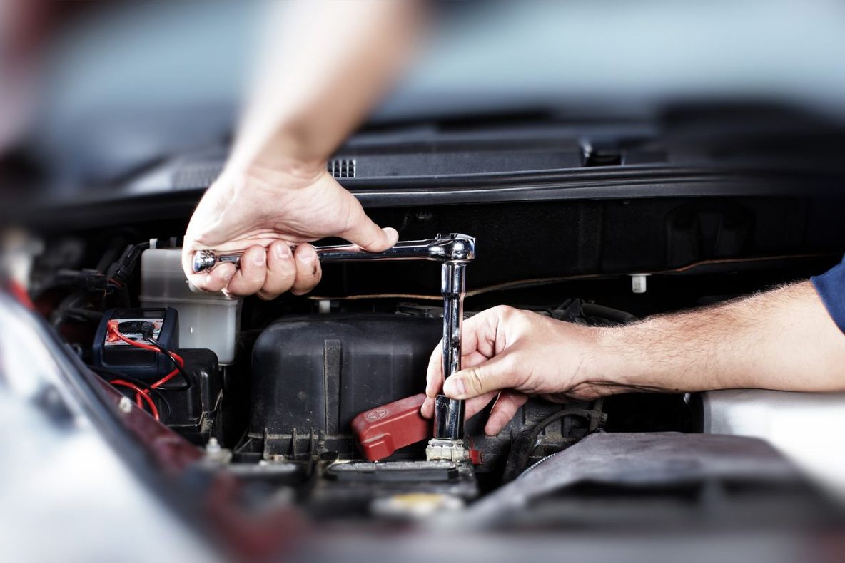 Burse "motivante" și cazare gratuită, printre SOLUȚIILE pentru susținerea învățământului dual. Ce ale PLANURI are Ministerul Educației