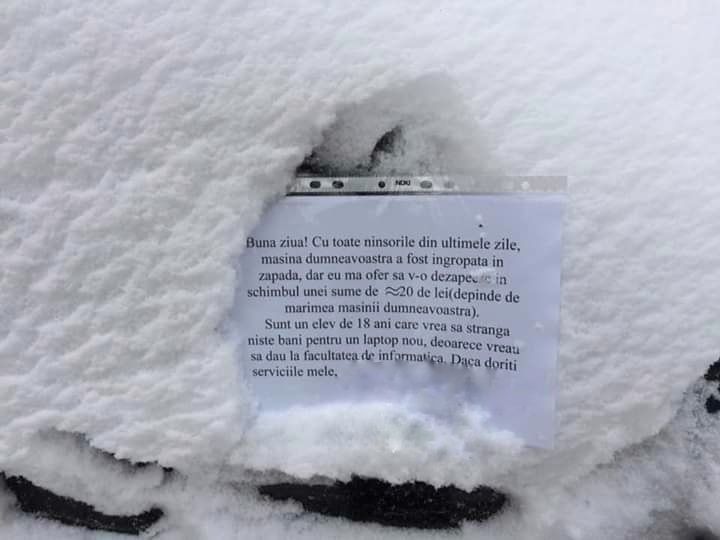 Mesajul neașteptat lăsat de un tânăr pe mașinile înzăpezite