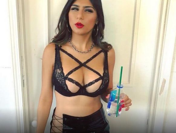 Mia Khalifa a făcut ravagii la un meci din Premier League. Cum a apărut pe stadion