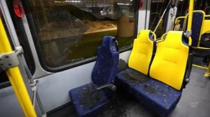 Eleva care a căzut cu tot cu geamul unui autobuz, în mers, operată pe creier