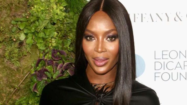 Naomi Campbell, şoc! A pozat fără perucă