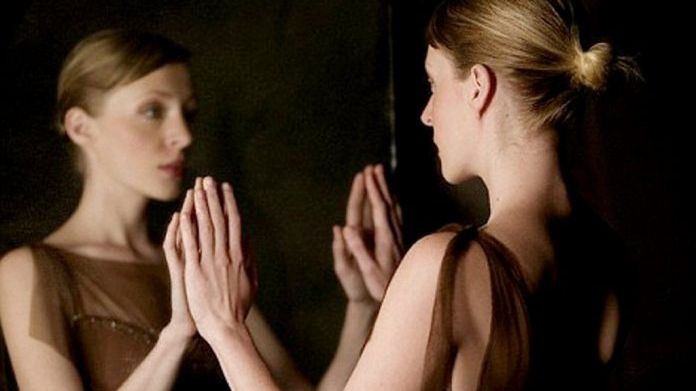 Ce înseamnă dacă visezi că te uiți în oglindă 