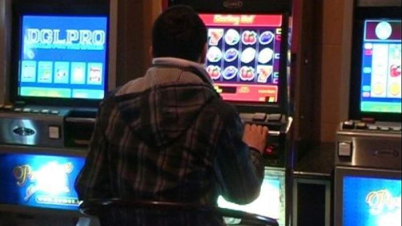 A pierdut la păcănele și s-a răzbunat crunt. Scene șocante la Bacău