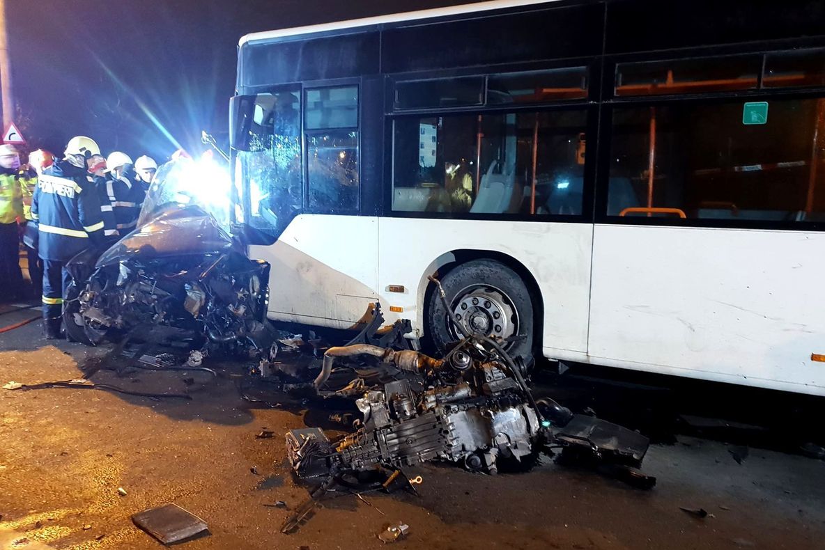 Maşină lovită de autobuz, în Capitală. Doi morţi şi un rănit