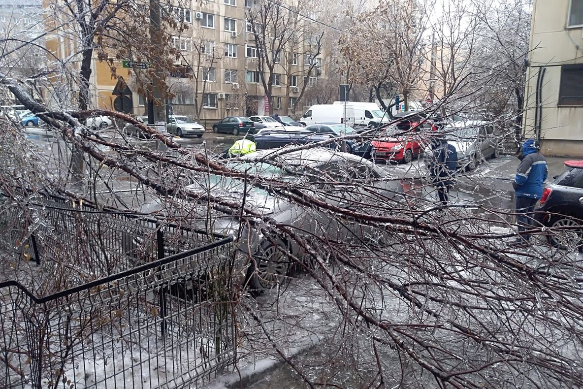 Dezastru în Bucureşti după ploaia îngheţată. Ce-au văzut locuitorii