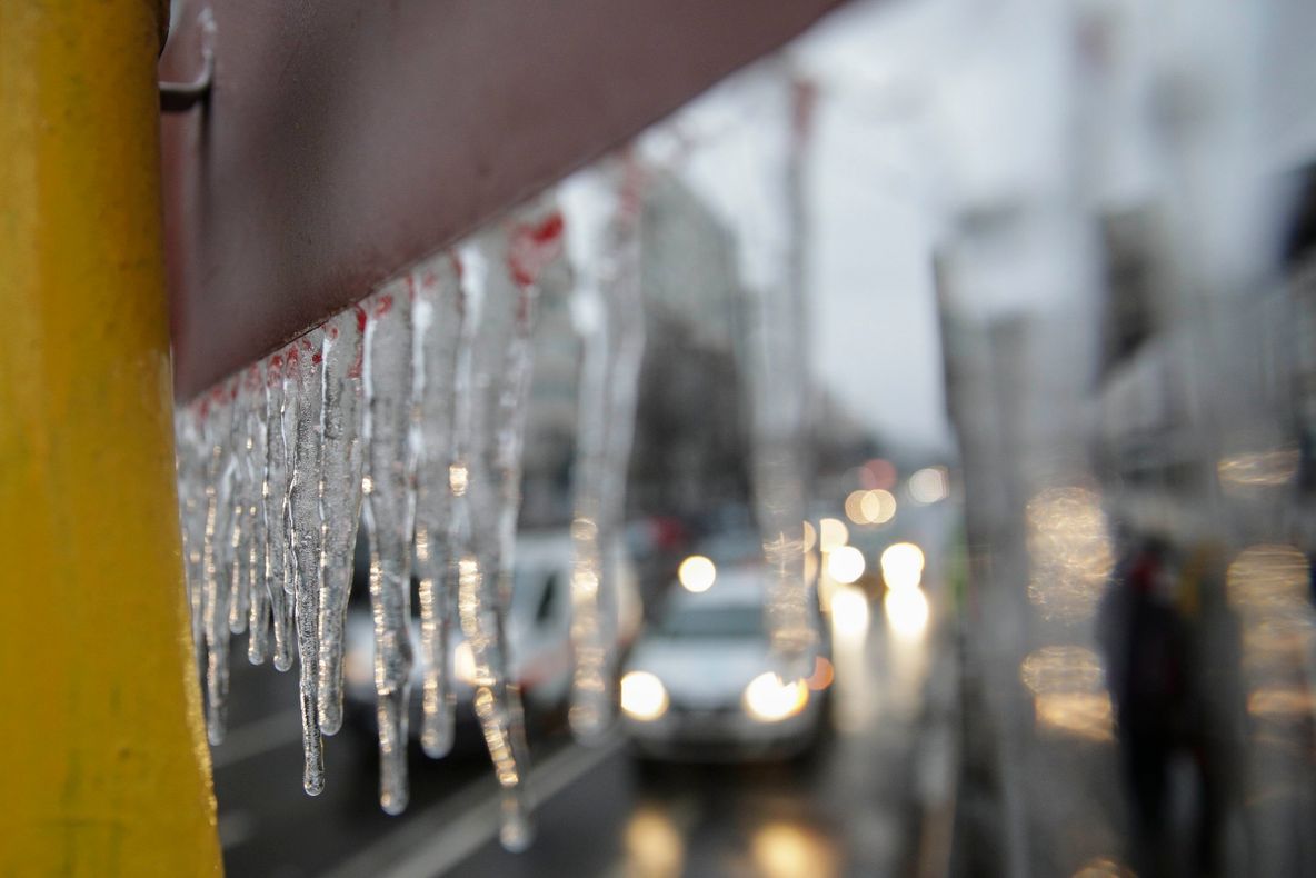 Ploaie înghețată în București. Imagini spectaculoase