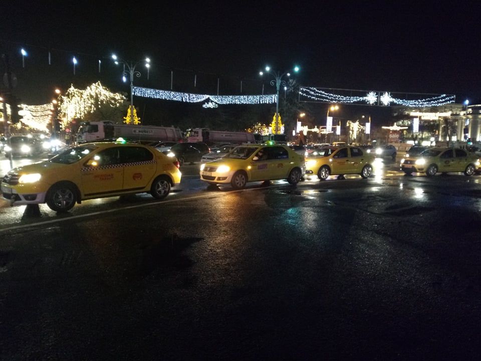 Taximetriștii protestează în fața Guvernului  FOTO & VIDEO