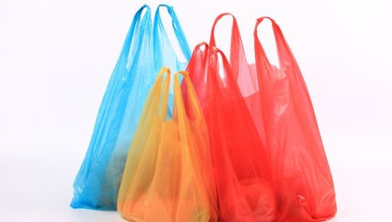 Pungile subțiri de plastic cu mâner nu se mai comercializează 