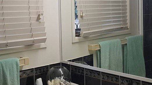 Oglinda reflectă ceva sinistru în baia unei familii. Voi vă dați seama ce e?