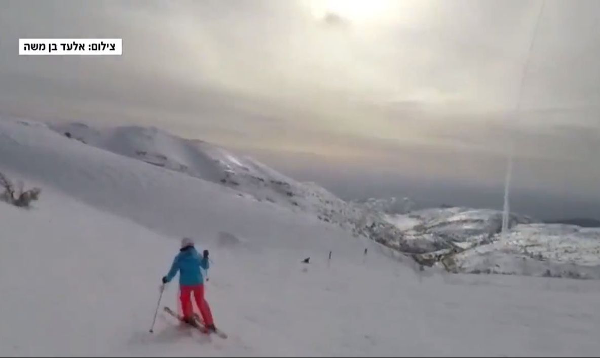 Vacanță și război. Video ireal: schiorii, uluiți de o rachetă lansată de la baza pârtiei, în Israel