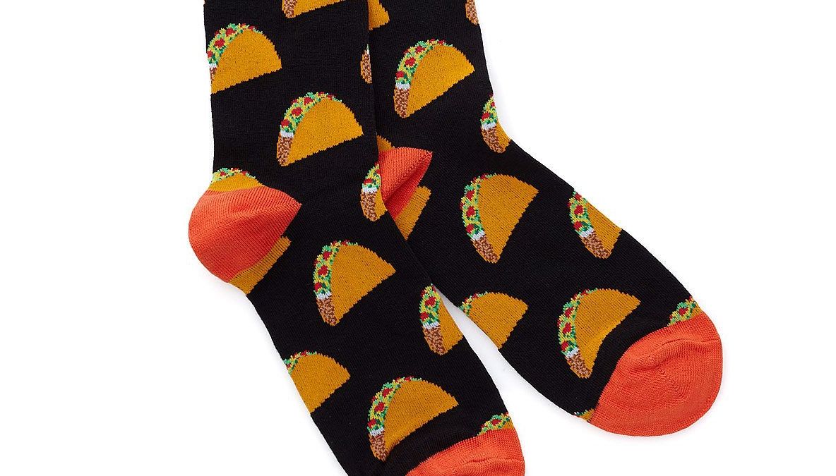 A cumpărat o pereche de șosete! A înmărmurit ce a găsit în interior