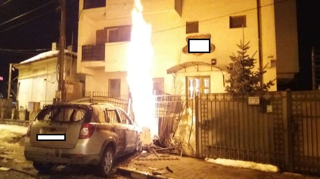 O maşină a luat foc după ce a intrat într-o țeavă de gaze