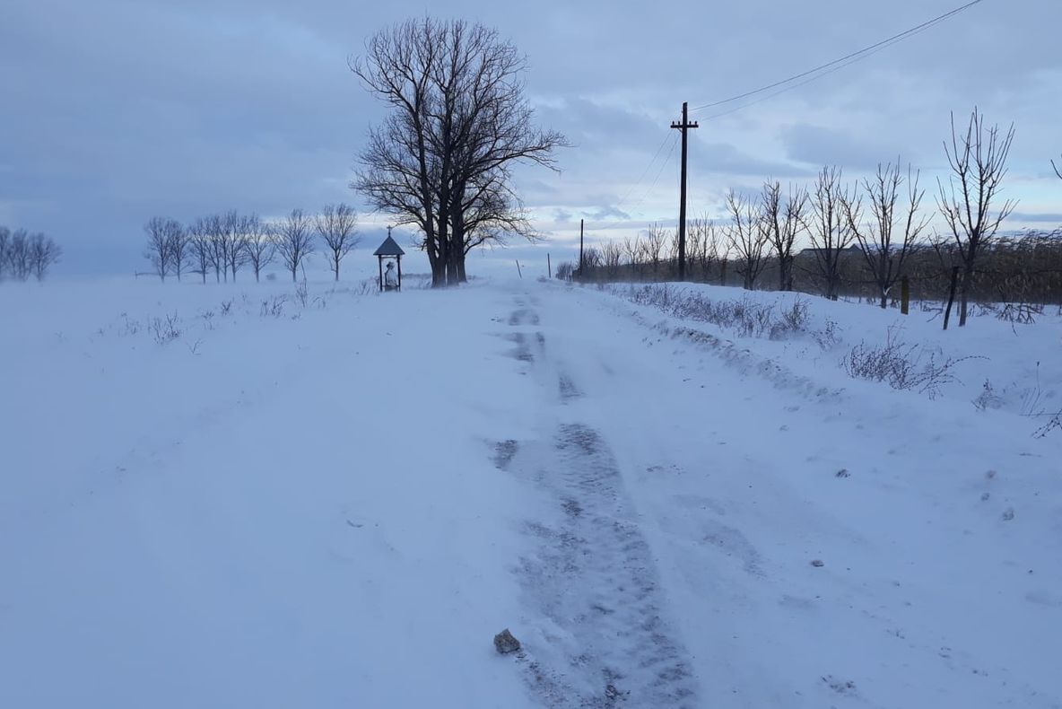 Se închid drumurile din județul Sibiu din cauza vântului și a zăpezii viscolite