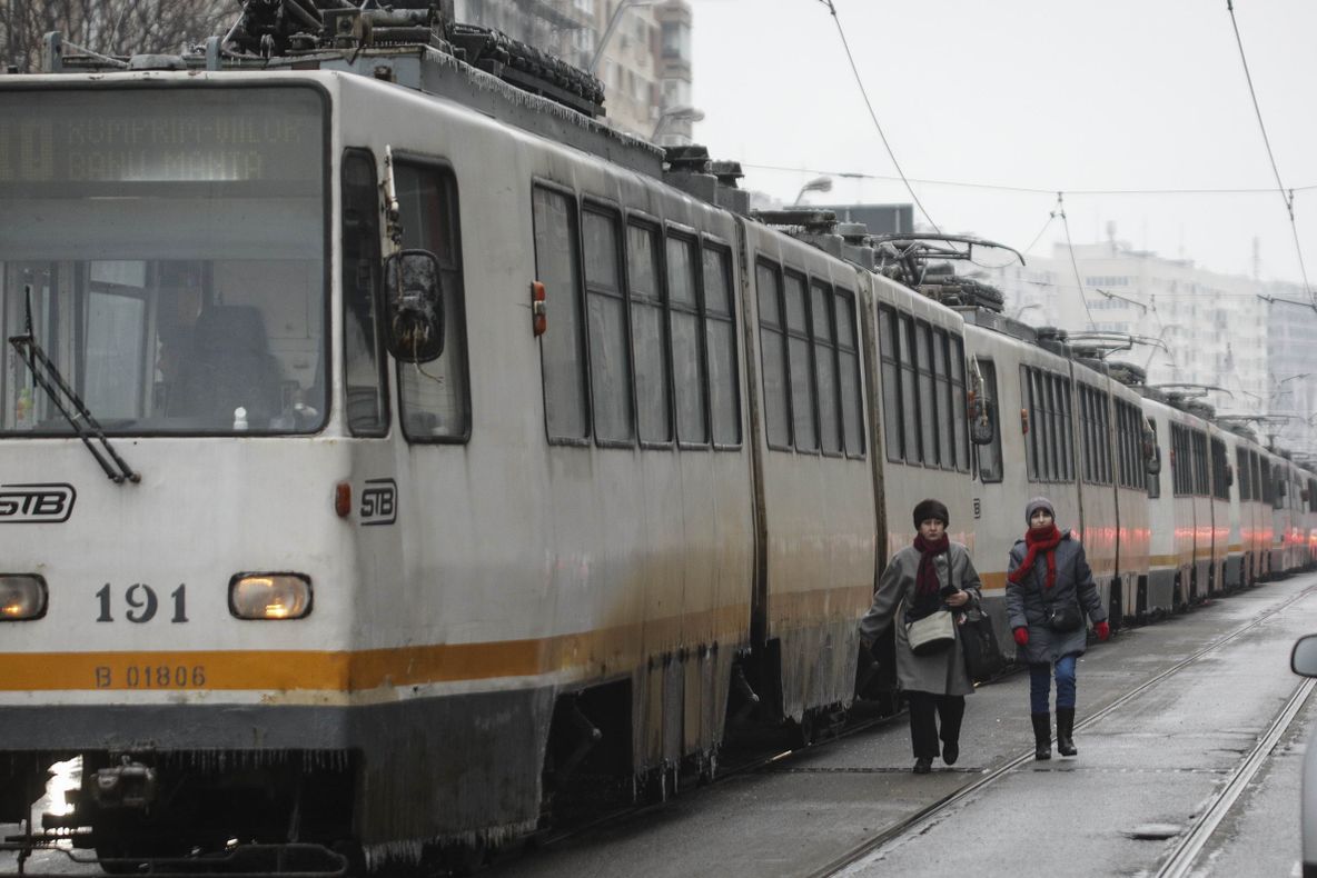 Tânăr infectat cu COVID-19 și fără mască de protecție, depistat într-un mijloc de transport în comun! S-a ales cu dosar penal