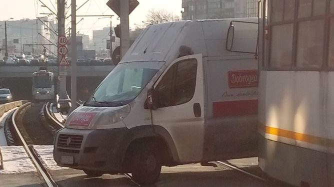 Accident pe linia tramvaiului 41. Circulaţia, blocată