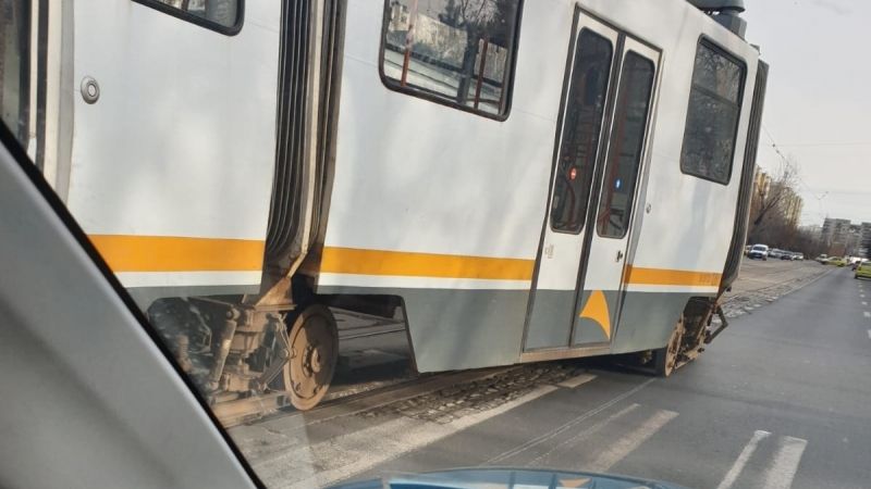 Aproape de tragedie! Un tramvai a deraiat și a ajuns pe șosea