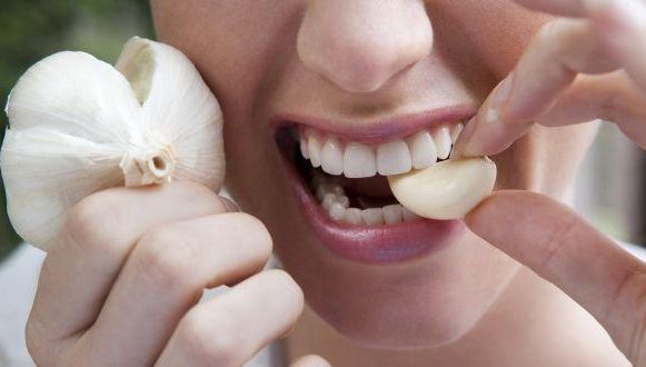 Aliatul mai puţin cunoscut în lupta cu kilogramele în plus: dieta cu usturoi