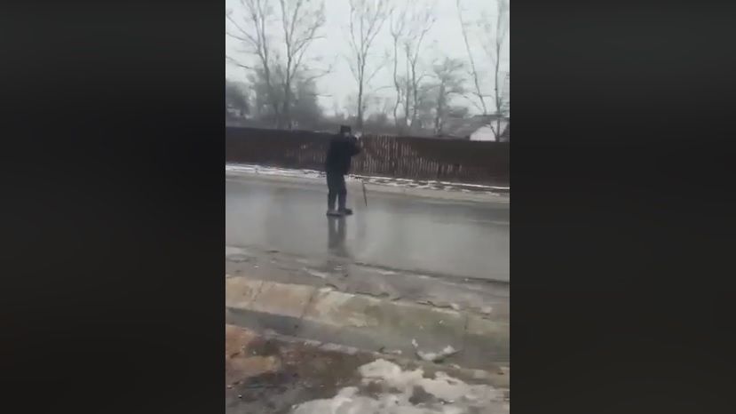 Cel mai funny video, după ploaia înghețată: Nu știu cum e la Predeal, dar la Buzău se schiază normal