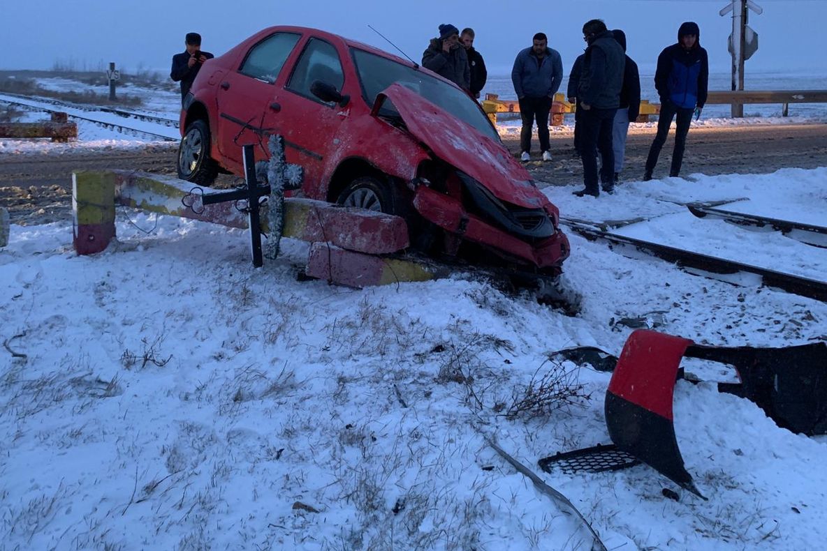 Accident grav: O maşină a fost spulberată de tren