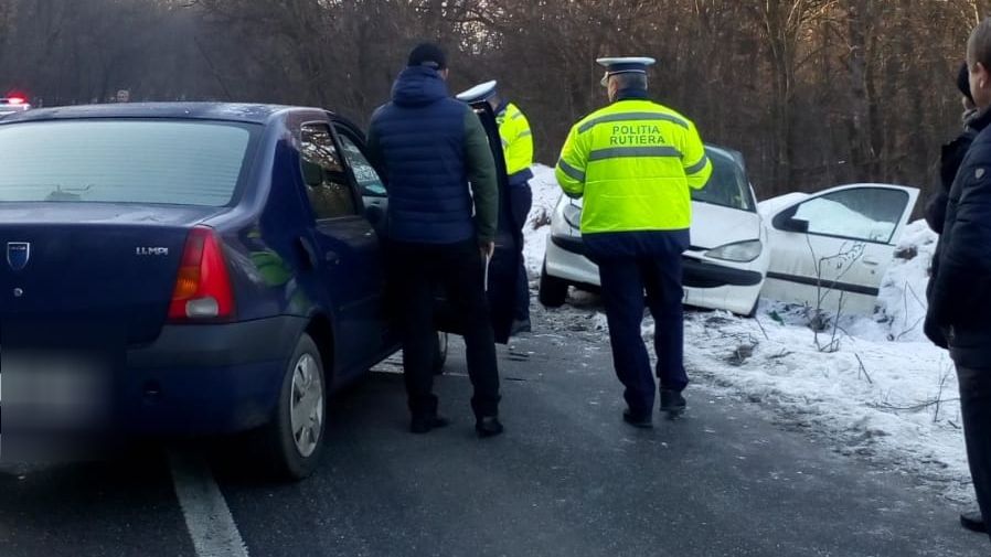 Două maşini implicate într-un accident în judeţul Olt. Şoferii au scăpat ca prin minune