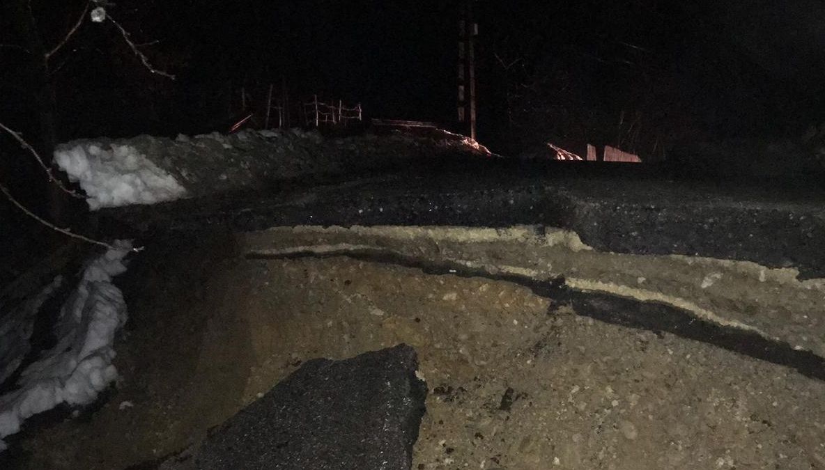 Vâlcea: Ploile au "rupt" drumul de legătură între Slătioara și Vaideeni