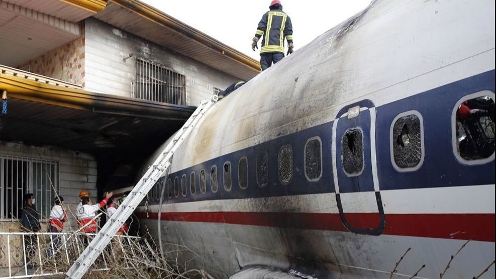 Imagini șocante cu avionul Boeing 707 prăbușit peste o casă