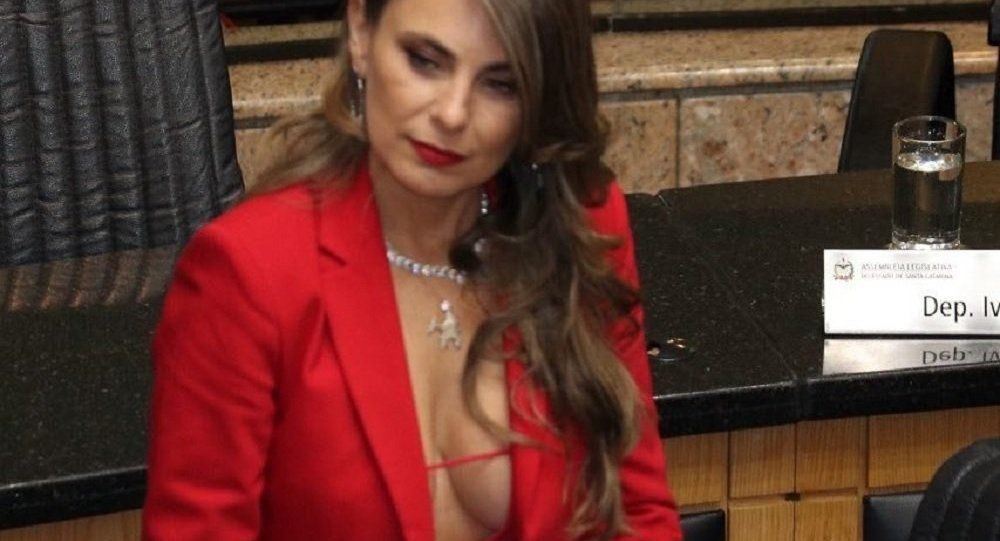 Cu ce decolteu amețitor a depus jurământul o senatoare din Brazilia!