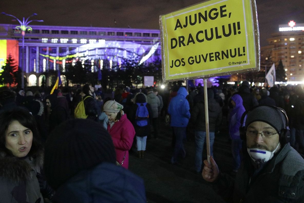 Proteste pentru Kovesi în București și în țară. 500 de oameni în Piața Victoriei, 1500 la Sibiu
