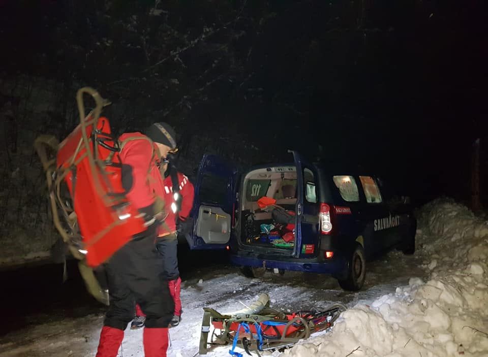 Turişti surprinşi de avalansă în Munţii Călimani. Două persoane au fost salvate, una a murit