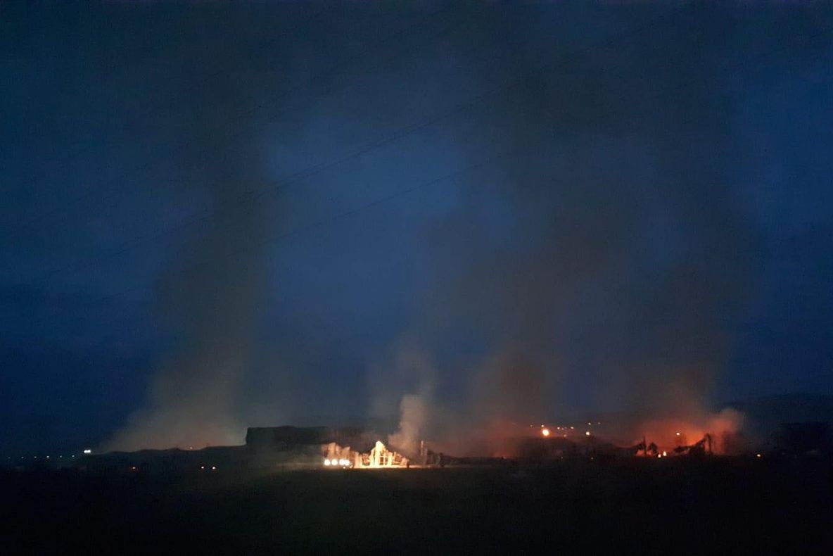 Incendiul de la fabrica de condimente din Alba arde de 24 de ore. Efort uriaș al pomperilor