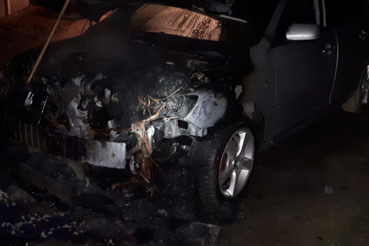 Un autoturism a luat foc pe o stradă din Alba Iulia