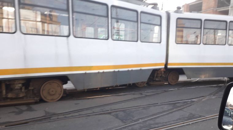 Un tramvai a deraiat în Capitală. Circulația blocată