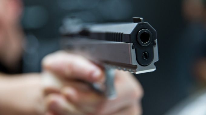 Bărbat împuşcat de poliţişti, după ce i-a atacat cu pietre şi cu o şurubelniţă