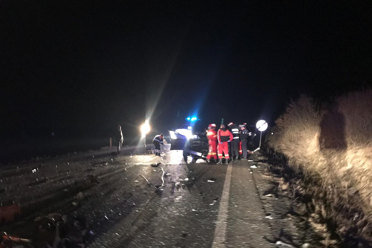 Doi morți și trei răniți, în urma unui accident grav FOTO
