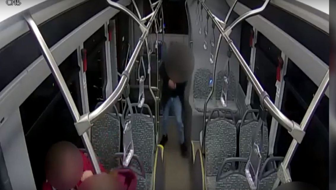 În Constanța, ca-n Vestul Sălbatic. Un autobuz RATC, atacat cu pietre în cartier - VIDEO